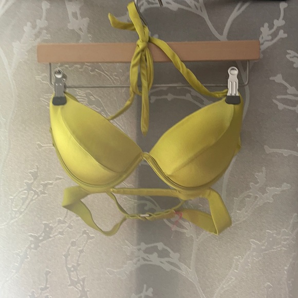 Bikini - Picture 1 of 6